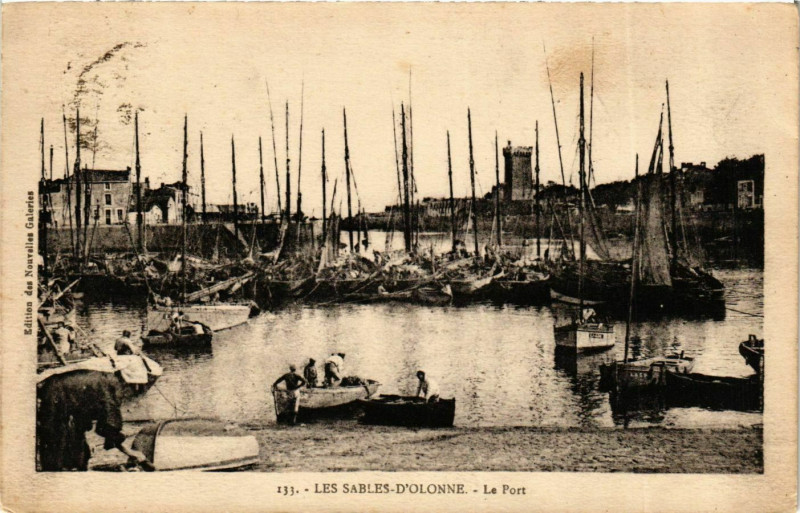 Carte postale ancienne Les Sables d'Olonne Le Port