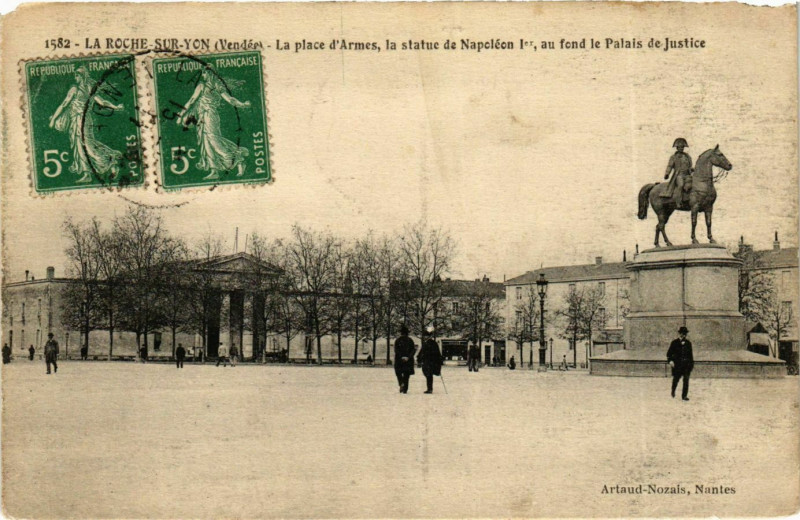 Carte postale ancienne La Roche-sur-Yon Place d'Armes Napoléon Saint-