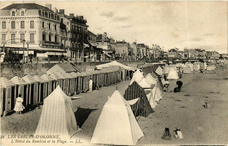 Carte postale ancienne Les Sables d'Olonne L'Hotel du Remblai