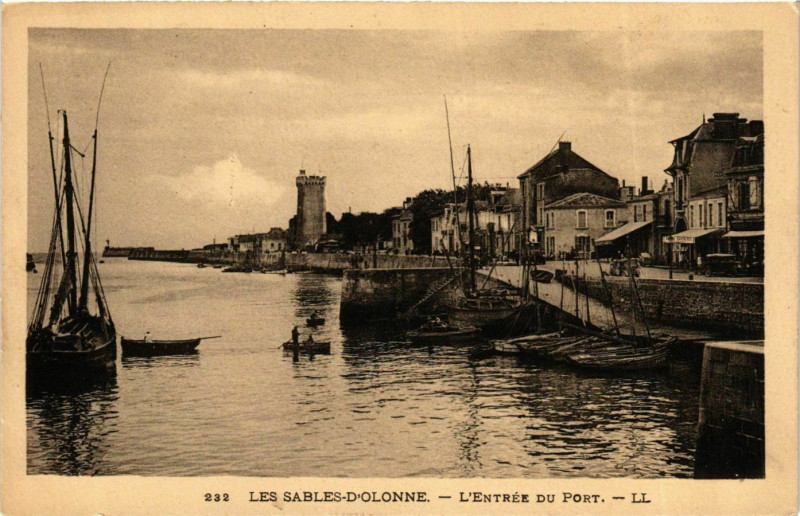 Carte postale ancienne Les Sables d'Olonne Entrée du Port
