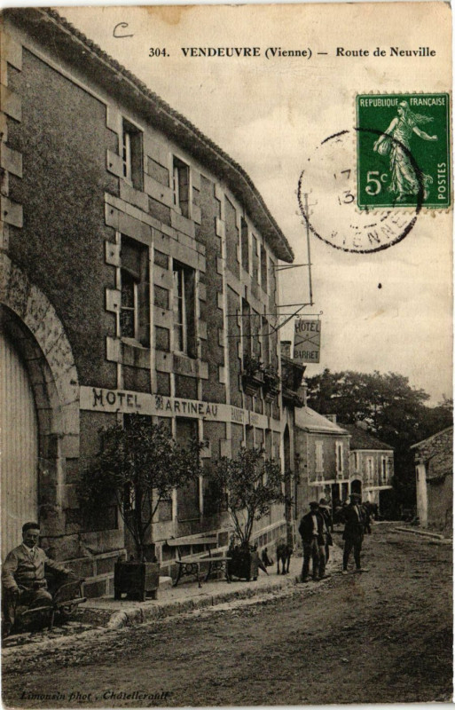 Carte postale ancienne Vendeuvre - Route de Neuville