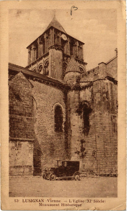 Carte postale ancienne Lusignan - L'Eglise - Mon. Hist. à Lusignan