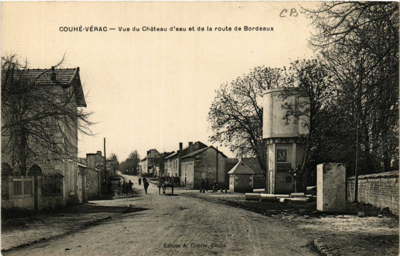 Carte postale ancienne Couhe-Verac - Vue du Chateau d'eau et de la route de Bordeaux