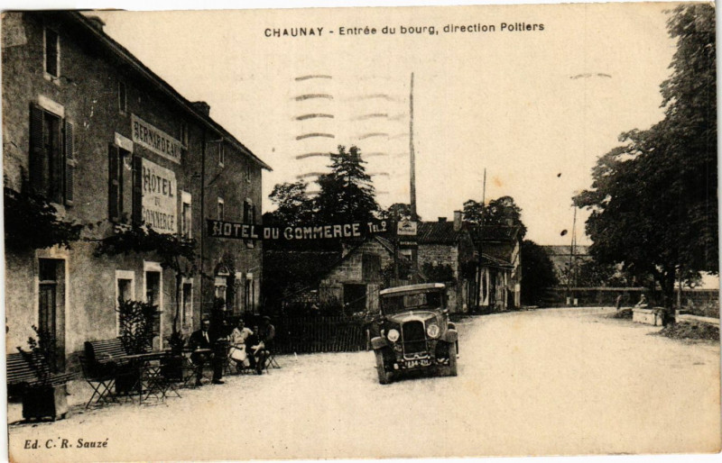 Carte postale ancienne Chaunay - Entrée du bourg direction Poitiers à Chaunay