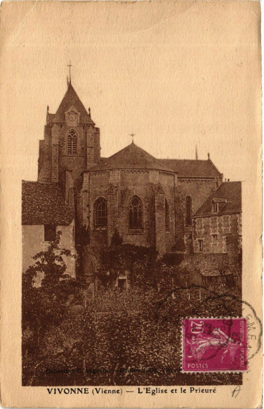 Carte postale ancienne Vivonne - L'Eglise et le Prieure à Vivonne