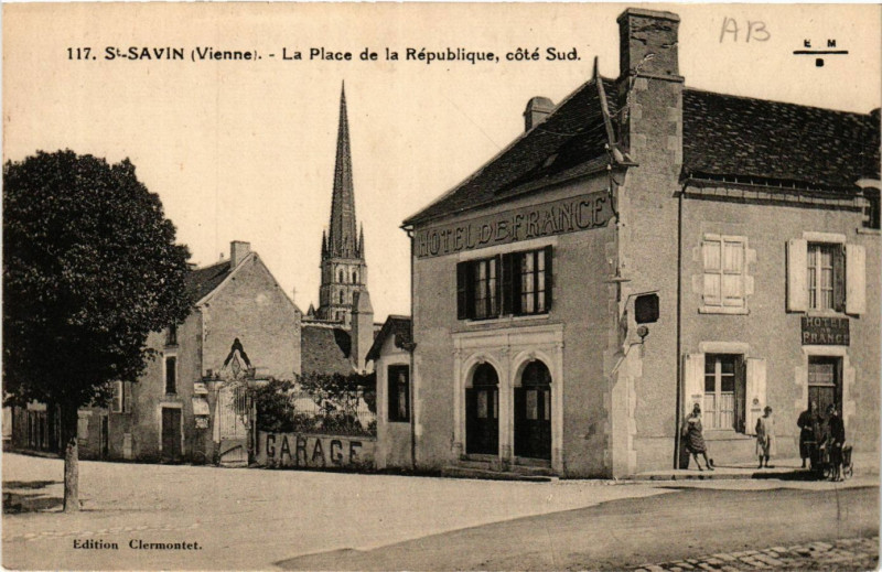 Carte postale ancienne Saint-Savin - La Place de la Republique à Saint-Savin
