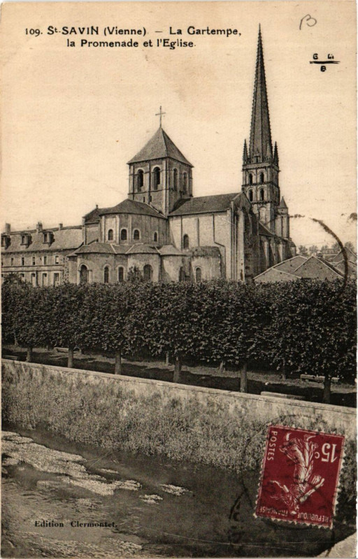 Carte postale ancienne Saint-Savin - La Gartempe la Promenade et l'Eglise à Saint-Savin