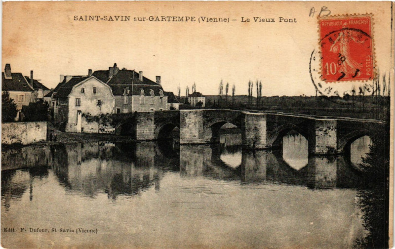 Carte postale ancienne Saint-Savin sur Gartempe - Le Vieux Pont à Saint-Savin