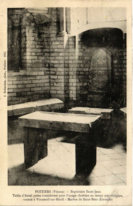 Carte postale ancienne Poitiers - Baptistere Saint-Jean - Table d'Autel paien transforme à Poitiers