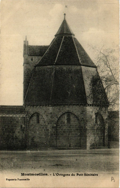 Carte postale ancienne Montmorillon - L'Octogone du Petit Seminaire à Montmorillon