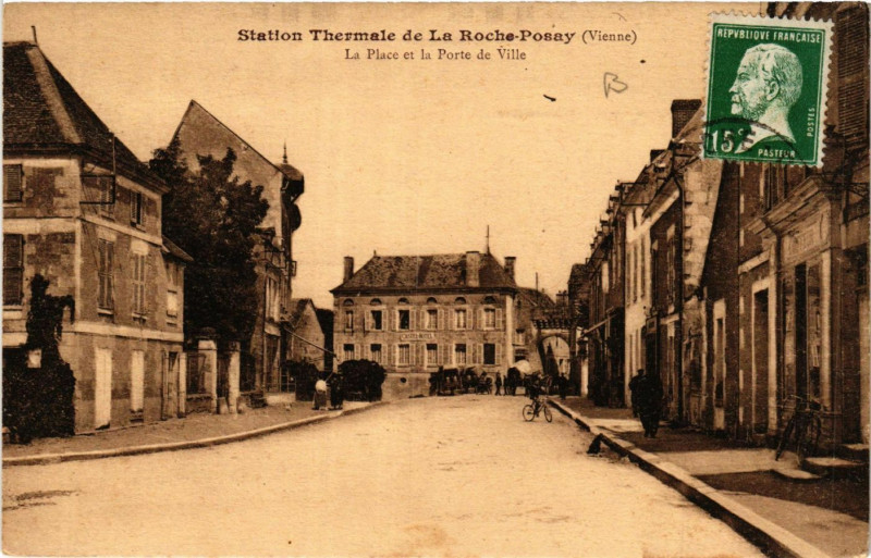 Carte postale ancienne Station Thermale de La Roche-Posay - La Place et la Porte de Ville à La Roche-Posay
