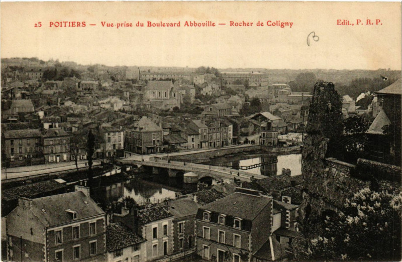 Carte postale ancienne Poitiers - Vue prise du Boulevard Abboville - Rocher de Coligny à Poitiers