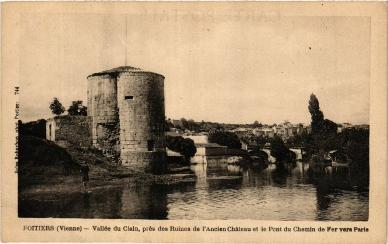 Carte postale ancienne Poitiers - Vallée du Clain pres des Ruines de l'ancien Chateau et à Poitiers