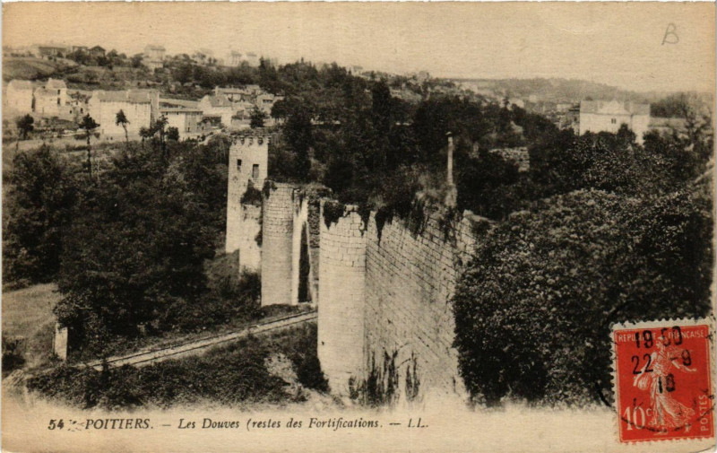 Carte postale ancienne Poitiers - Les Douves à Poitiers