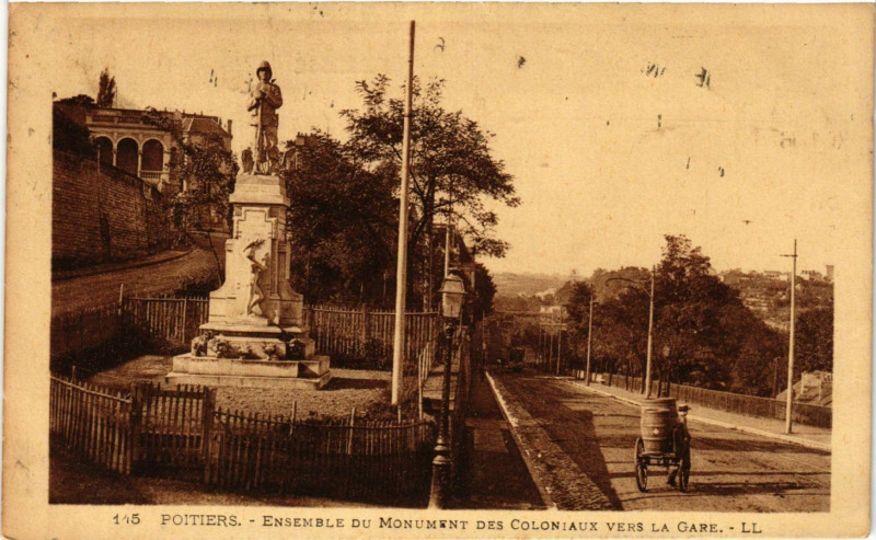Carte postale ancienne Poitiers - Ensemble du Mon. des Coloniaux vers la Gare à Poitiers