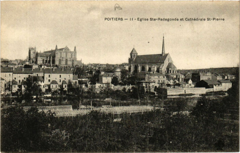 Carte postale ancienne Poitiers - Eglise Sainte-Radegonde et Cathédrale Saint-Pierre à Poitiers