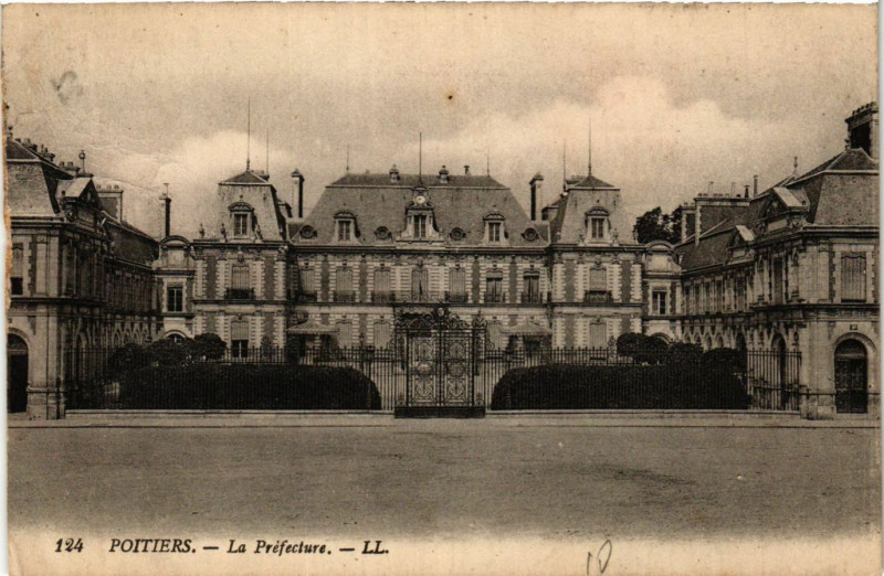 Carte postale ancienne Poitiers - Le Prefecture à Poitiers