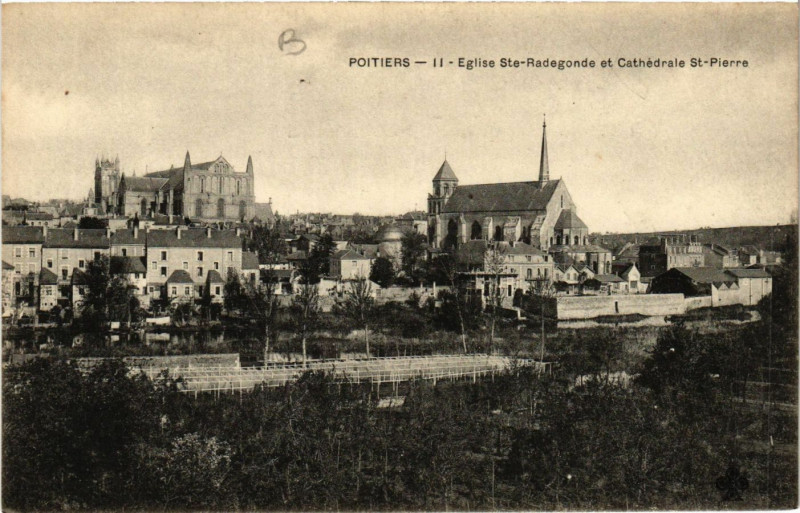 Carte postale ancienne Poitiers - Eglise Sainte-Radegonde et Cathédrale Saint-Pierre à Poitiers
