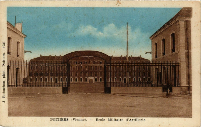 Carte postale ancienne Poitiers - Ecole Militaire d'Artillerie à Poitiers