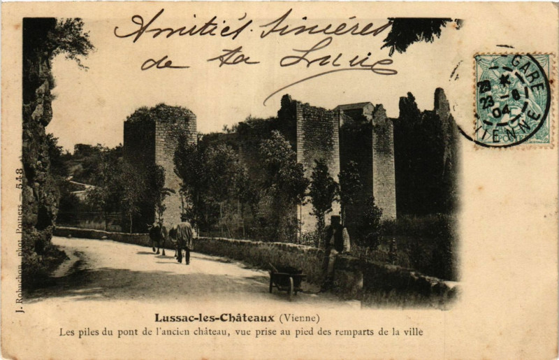 Carte postale ancienne Lussac-les-Chateaux - Les piles du pont de l'ancien chateau à Lussac-les-Châteaux