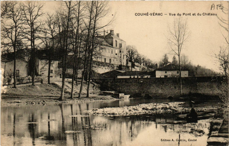 Carte postale ancienne Couhe-Verac - Vue du Pont et du Chateau