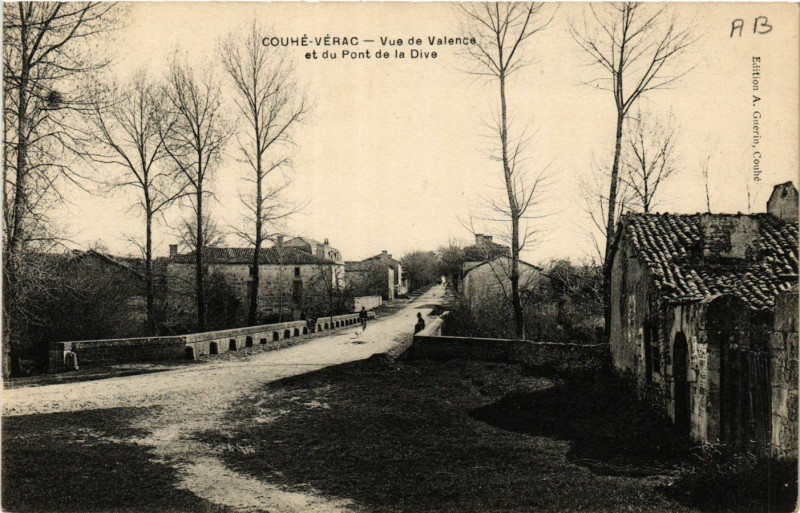 Carte postale ancienne Couhe-Verac - Vue de Valence et du Pont de la Dive