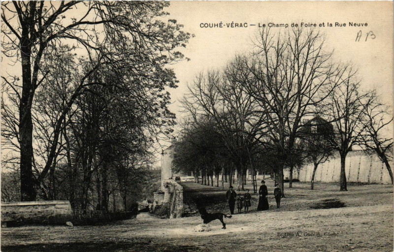 Carte postale ancienne Couhe-Verac - Le Champ de Foire et la Rue Neuve