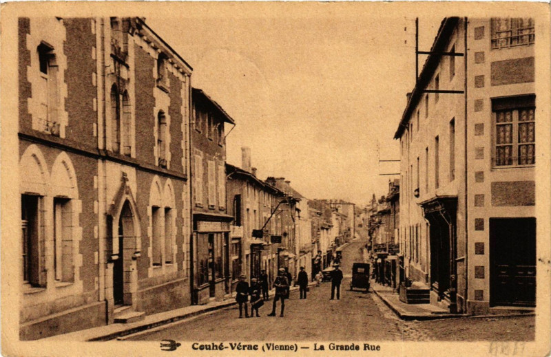Carte postale ancienne Couhe-Verac - La Grande Rue