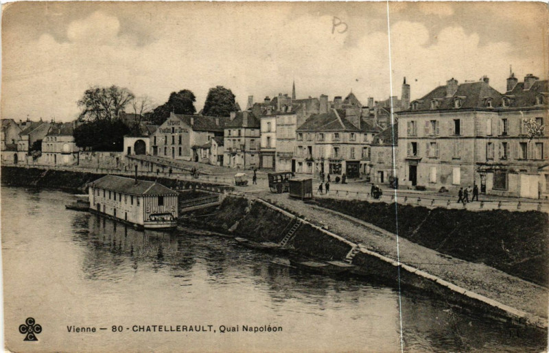 Carte postale ancienne Chatellerault - Quai Napoleon à Châtellerault