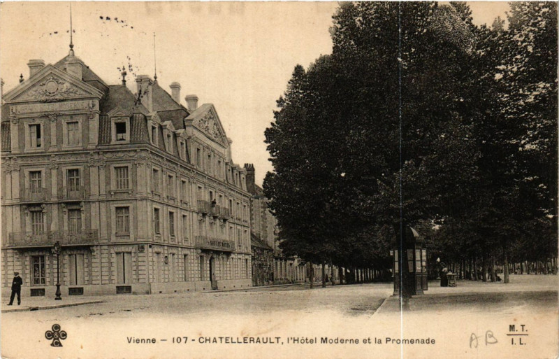 Carte postale ancienne Chatellerault - L'Hotel Moderne et la Promenade à Châtellerault