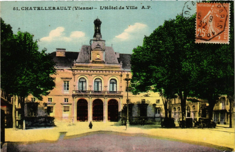 Carte postale ancienne Chatellerault - L'Hotel de Ville à Châtellerault