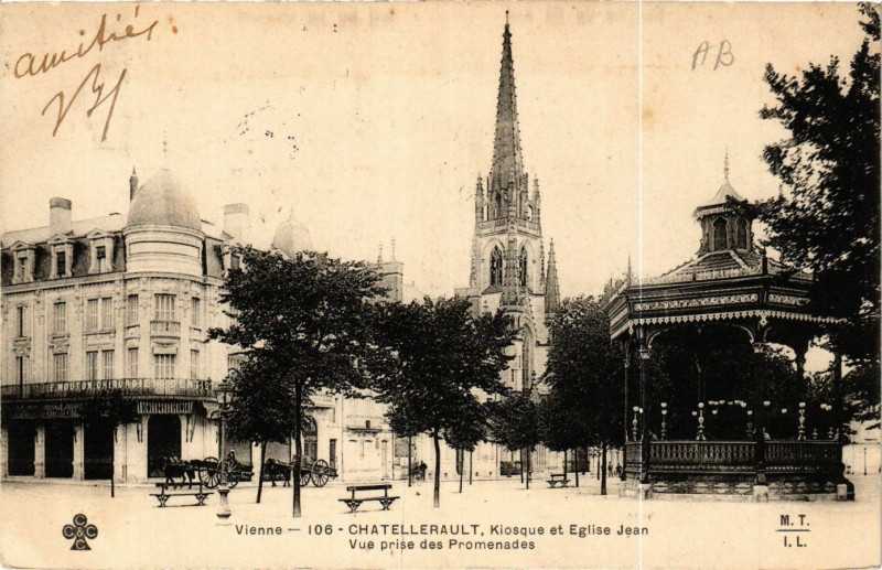 Carte postale ancienne Chatellerault - Kiosque et Eglise Jean à Châtellerault