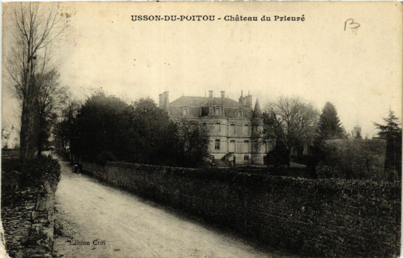 Carte postale ancienne Ussuon du Poitou - Chateau du Prieure