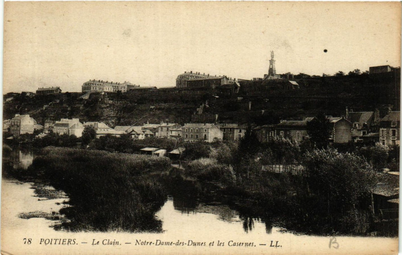 Carte postale ancienne Poitiers - Le clain - N.-D. des Dunes et le Casernes à Poitiers