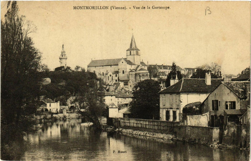 Carte postale ancienne Montmorillon - Vue de la Gartempe à Montmorillon