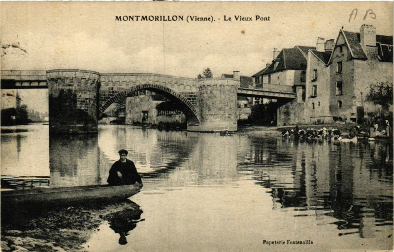 Carte postale ancienne Montmorillon - Le Vieux Pont à Montmorillon