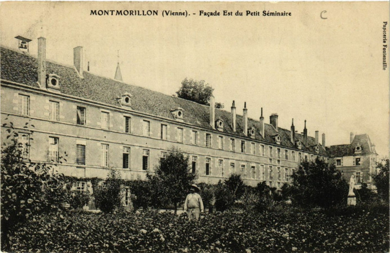 Carte postale ancienne Montmorillon - Facade Est du Petit Seminaire à Montmorillon