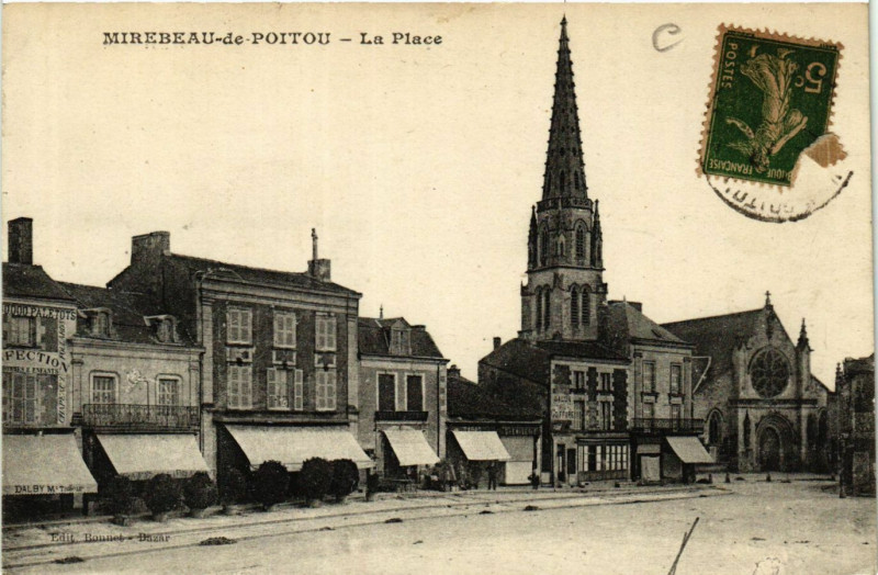 Carte postale ancienne Mirebeau de Poitou - La Place à Mirebeau