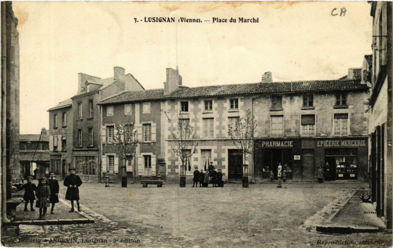 Carte postale ancienne Lusignan - Place du Marché à Lusignan