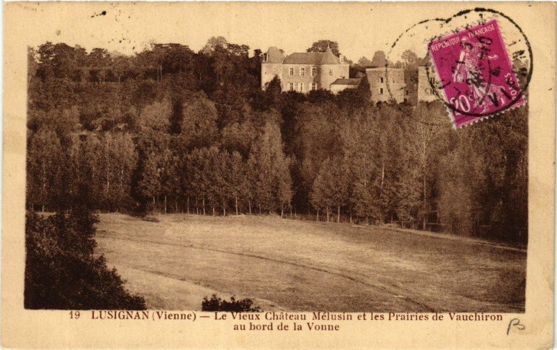 Carte postale ancienne Lusignan Le Vieux Chateau Melusin et les Prairies de Vauchiron au à Lusignan