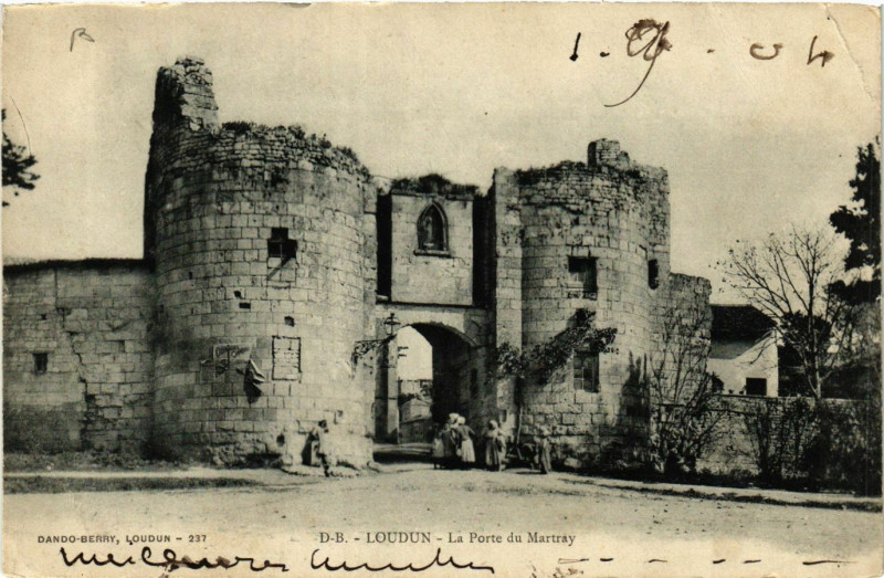 Carte postale ancienne Loudun - La Porte du Martray à Loudun