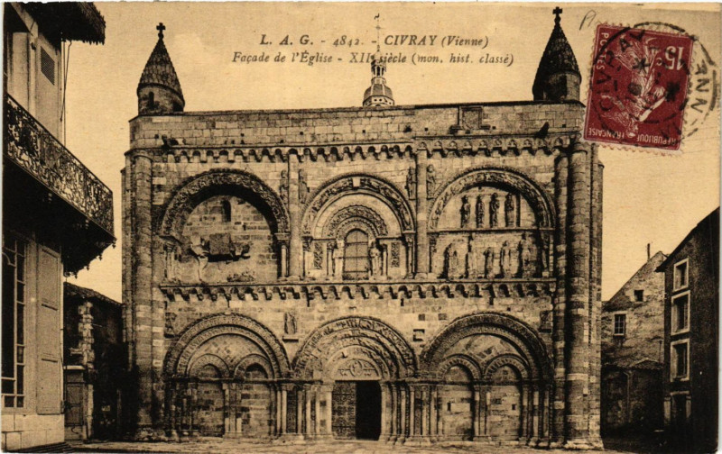 Carte postale ancienne Civray - Facade de l'Eglise à Civray