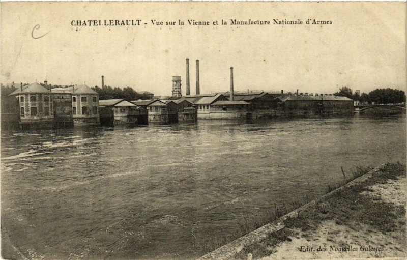 Carte postale ancienne Chatellerault Vue sur la Vienne et la Manufacture Nationale d'Arm à Châtellerault