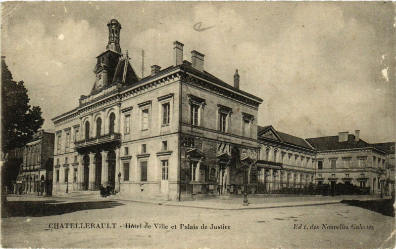 Carte postale ancienne Chatellerault - Hotel de Ville et Palais de Justice à Châtellerault
