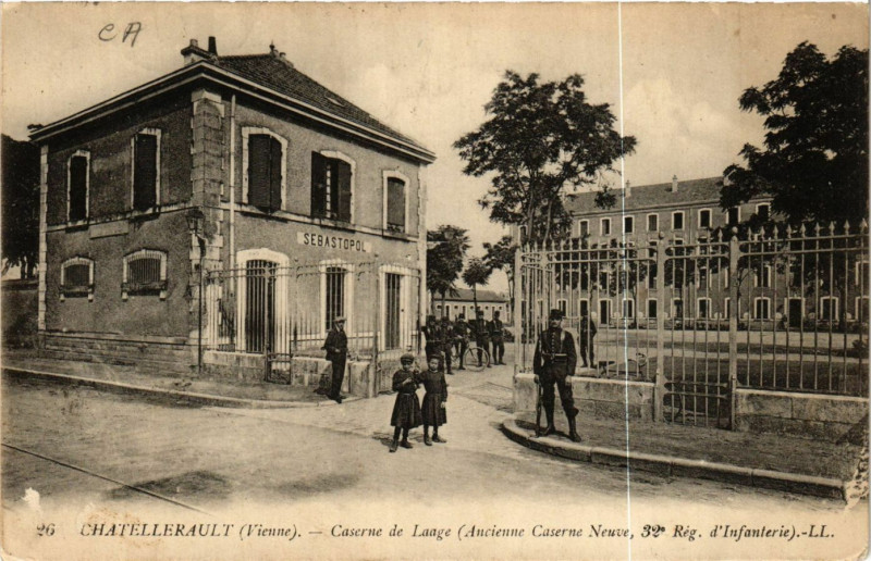 Carte postale ancienne Chatellerault - Caserne de Laage à Châtellerault