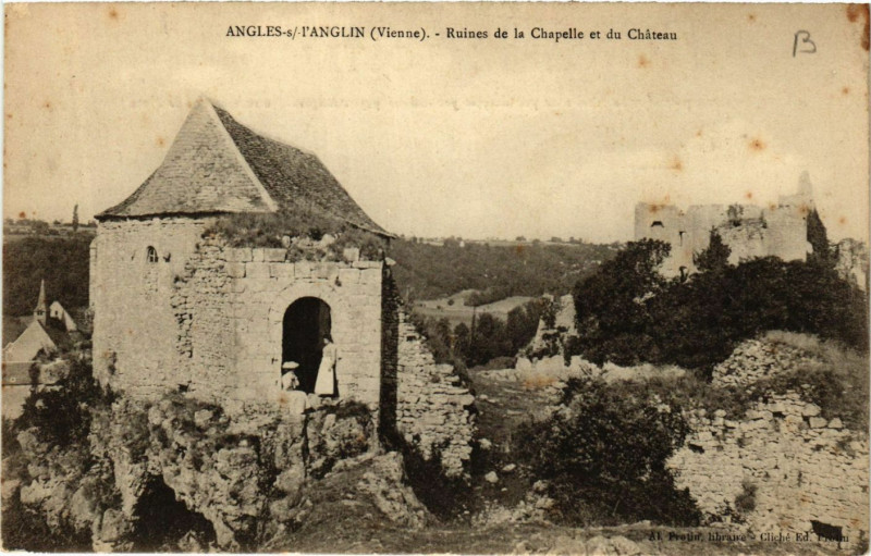 Carte postale ancienne Angles sur l'Anglin - Ruines de la Chapelle et du Chateau à Angles-sur-l'Anglin