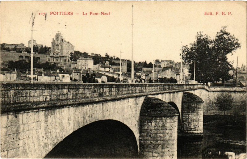 Carte postale ancienne Poitiers - Le Pont-Neuf à Poitiers