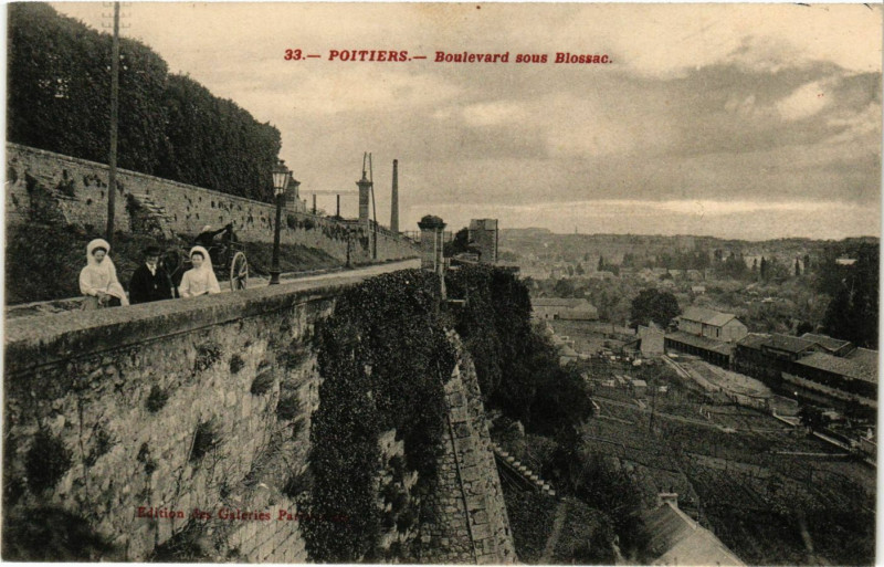 Carte postale ancienne Poitiers - Boulevard sous Blossac à Poitiers