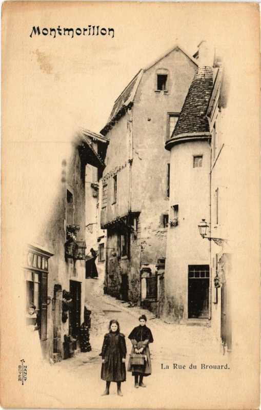 Carte postale ancienne Montmorillon La Rue du Brouard à Montmorillon