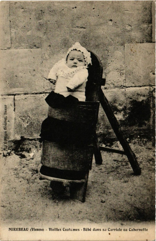 Carte postale ancienne Mirebeau - Vieilles Coutumes - Bebe dans sa Carriole ou Cabernotte à Mirebeau